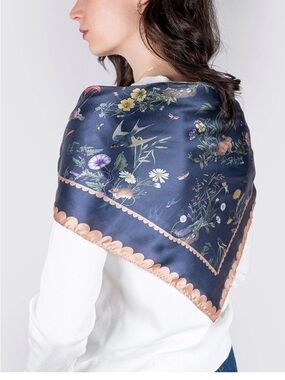 Fable England NWT Navy Running Bunny Toile Square Scarf